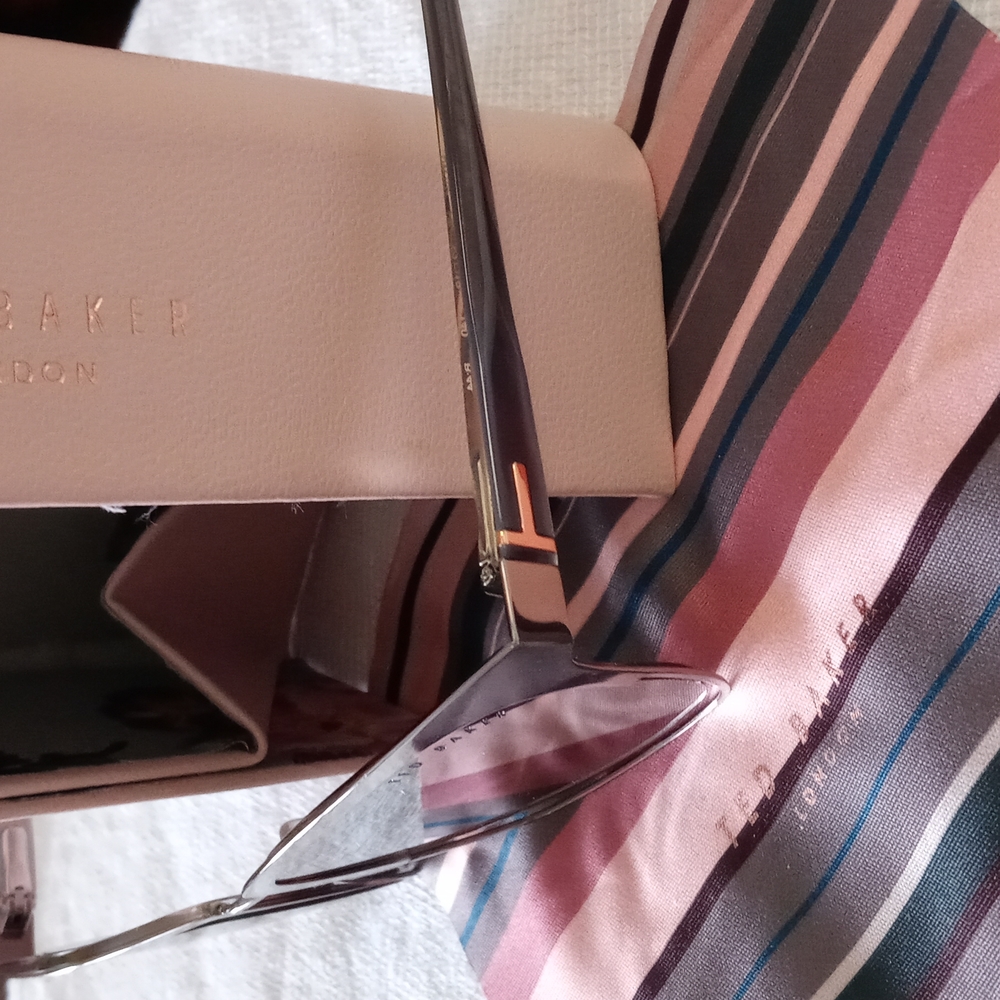 Beautiful T.B. Mirrored Sunglasses & Case - Picture 9 of 16